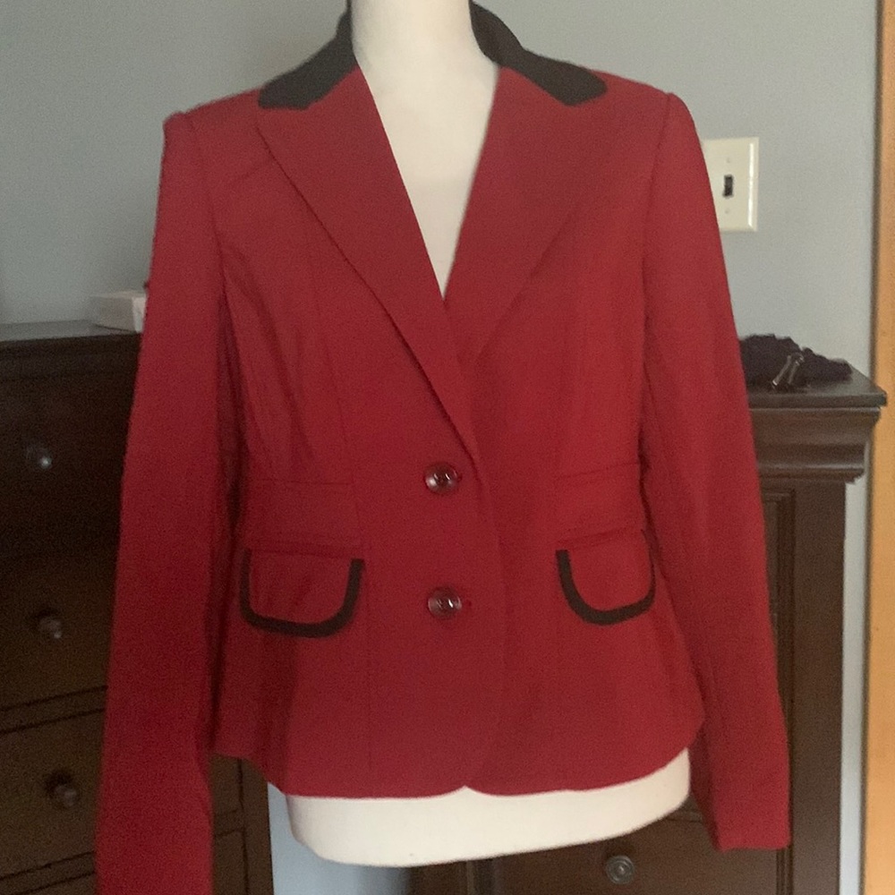 Short blazer, pretty contrasting trim